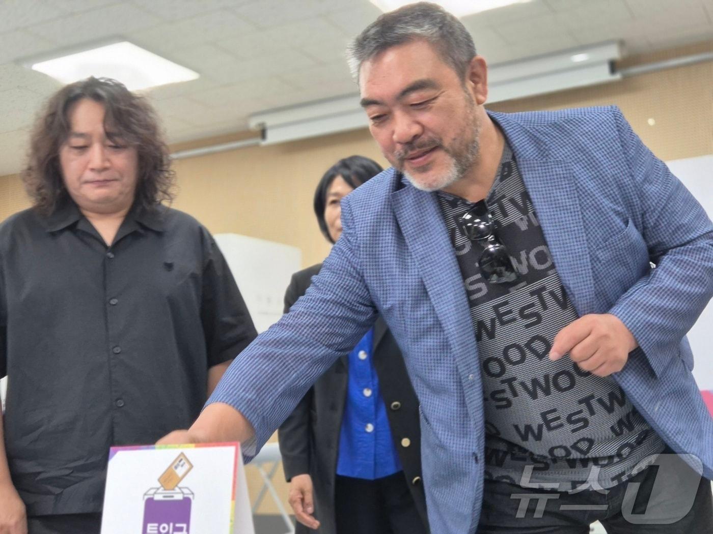 본문 이미지 - 제21대 대통령 선거 사전투표 첫날인 2024년 5월 29일 경기 구리시 수택1동 행정복지센터에 마련된 사전투표소에서 배우 이원종 씨가 투표하고 있는 모습.2 024.5.29/뉴스1 ⓒ News1 양희문 기자