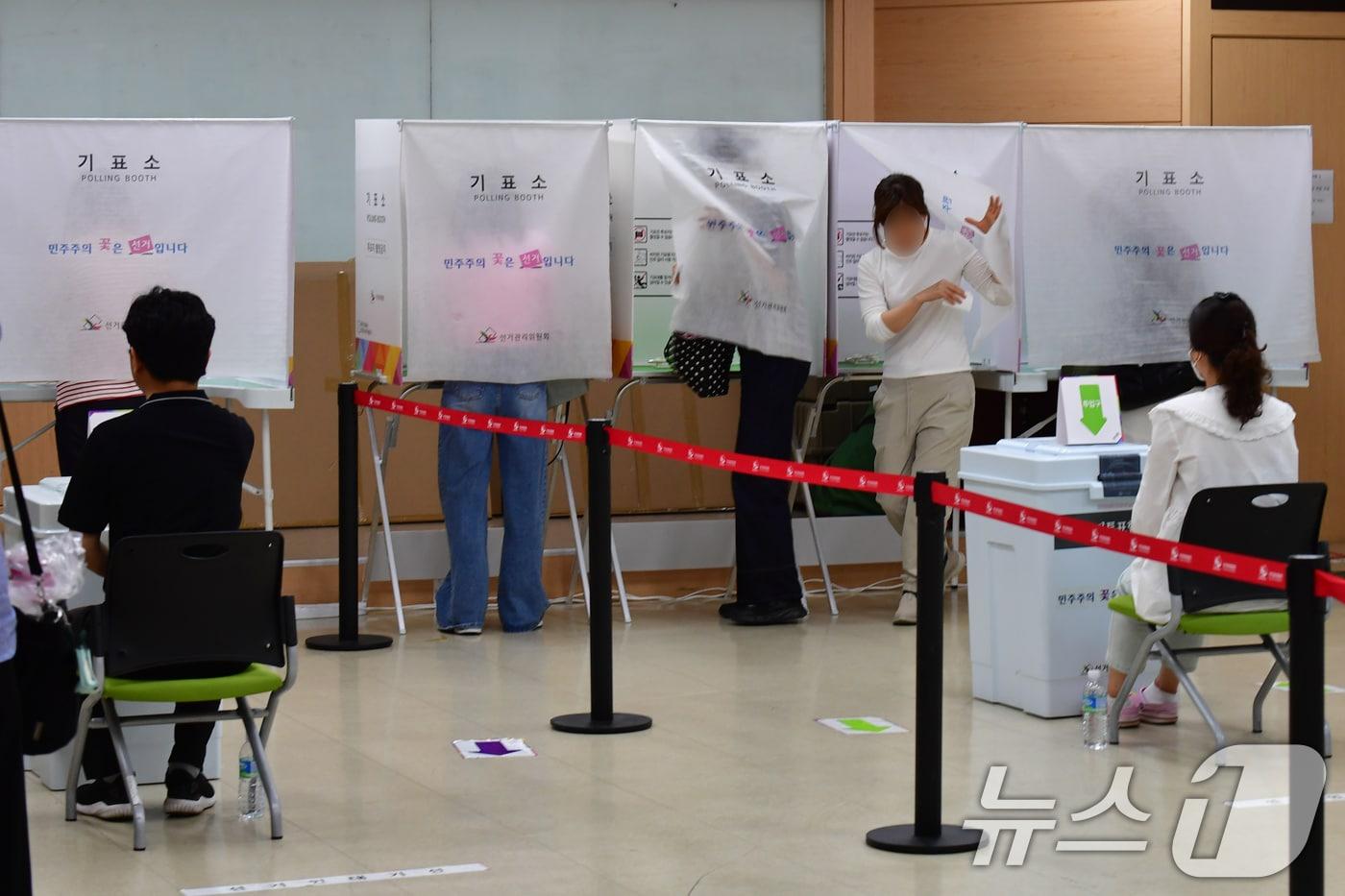 경북 영천시선거관리위원회는 1일 제21대 대통령선거 투표지를 촬영하고 선거관리원을 위협한 혐의(공직선거법 위반)로 60대 A 씨를 영천경찰서에 고발했다. 사진은 지난달 29일 포항시 남구 포항시의회 1층에 마련된 21대 대통령선거 사전투표소에서 시민들이 투표하는 모습. 2025.5.29/뉴스1 ⓒ News1 최창호 기자