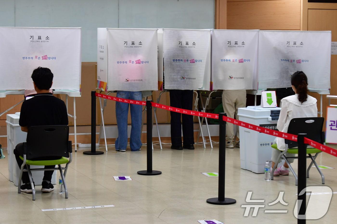 제21대 대통령 선거 사전 투표 첫날인 29일 오전 경북 포항시 남구 포항시의회 1층에 마련된 사전투표소에서 시민들이 투표하고 있다. 2025.5.29/뉴스1 ⓒ News1 최창호 기자