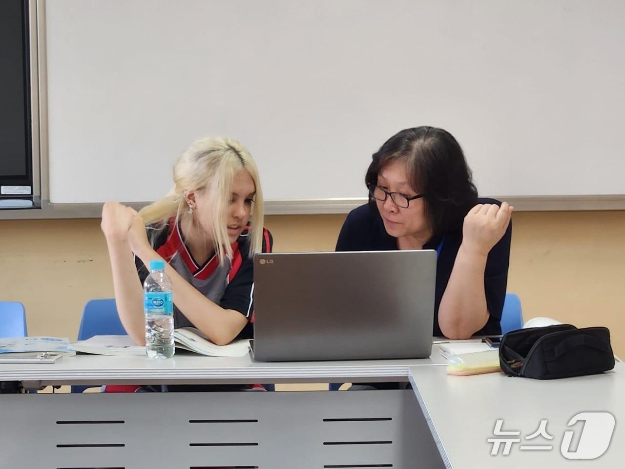 본문 이미지 - 다문화 학생이 온라인 학습자료로 수업하는 모습. (서울시교육청 제공)