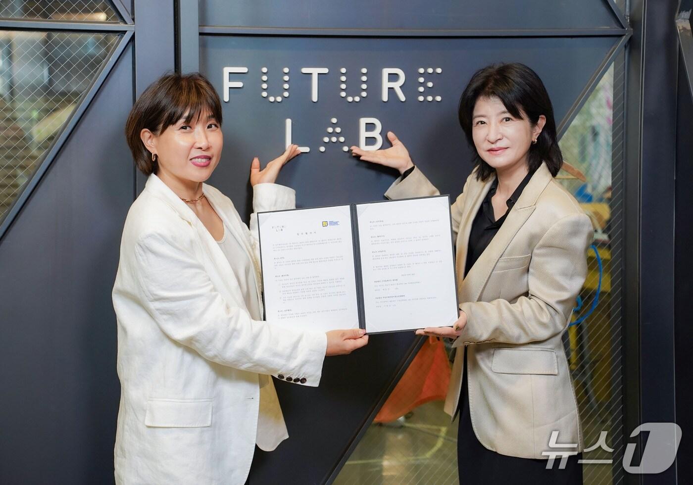 백민정 퓨처랩 센터장&#40;왼쪽&#41;과 이현정 BIKY 집행위원장이 28일 청소년을 위한 문화예술과 창의교육의 융합 모델 확산을 위한 협약을 맺은 뒤 기념사진을 찍고 있다.&#40;BIKY 제공. 재판매 및 DB 금지&#41;