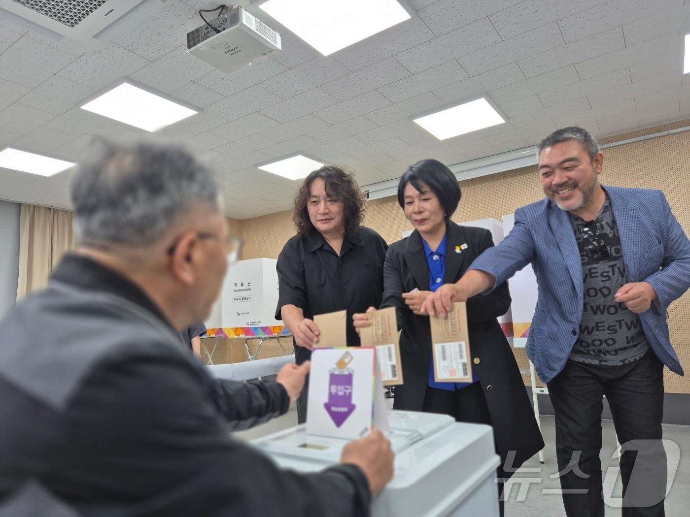 본문 이미지 - 제21대 대통령 선거 사전투표 첫날인 29일 경기 구리시 수택1동 행정복지센터에 마련된 사전투표소에서 최민희 더불어민주당 의원(가운데)과 배우 이원종(오른쪽), 기타리스트 신대철이 투표를 하고 있다.2024.5.29/뉴스1 ⓒ News1 양희문 기자