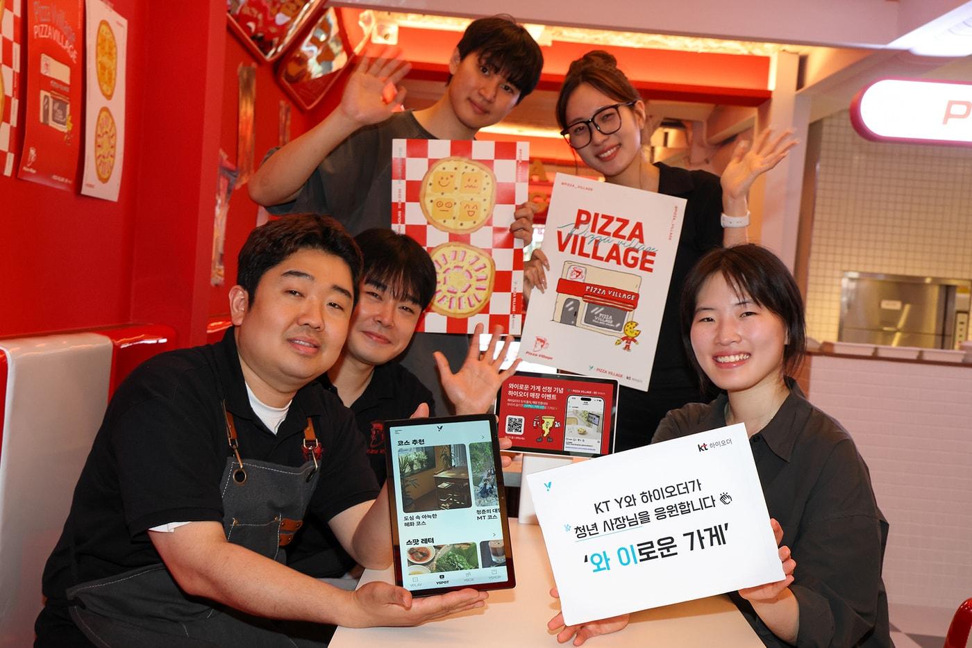 하이오더를 이용하는 청년 사장님 매장에서 대학생 마케팅 서포터즈 'Y퓨처리스트'가 가게를 홍보하고 있는 모습. (KT 제공)