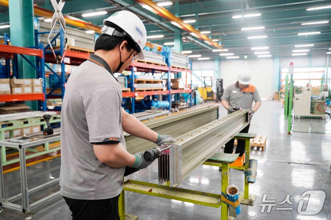 대한전선 직원이 신규 버스덕트 공장에서 제품을 생산하고 있다.(대한전선 제공)