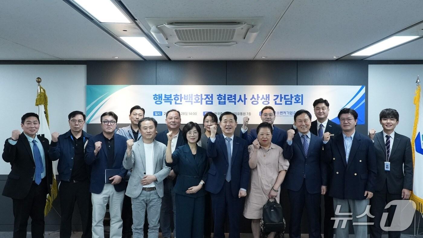 한유원 이태식 대표이사가 28일 목동사옥에서 행복한백화점 입점 중소기업 관계자들과 간담회를 가졌다 &#40;한유원 제공&#41;