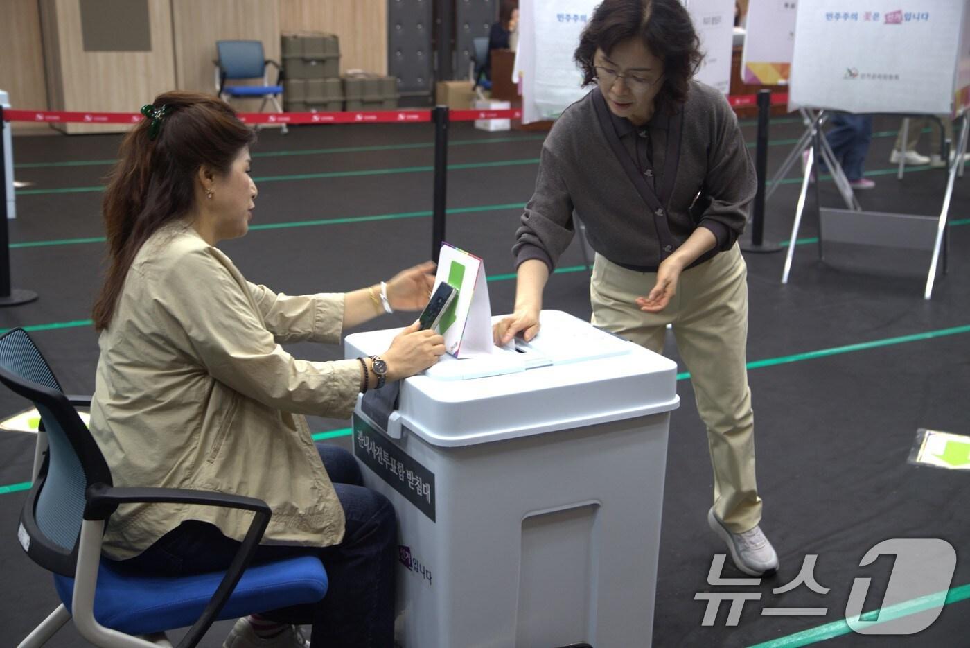 29일 오전8시 경북 예천군 호명읍 경상북도개발공사 건물에 설치된 제 21대 대통령 선거 호명읍 사전투표소에 주민들의 소중한 한표가 투표되고 있다.2025.5.29/뉴스1 ⓒ News1 신성훈 기자