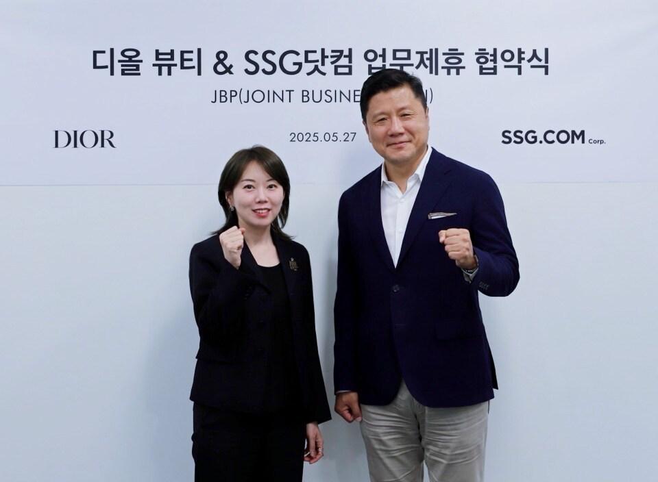 본문 이미지 - 지난 27일 서울 광화문 디올 뷰티 코리아 본사에서 진행된 협약식에 참석한 최훈학 SSG닷컴 대표이사(오른쪽)와 김백남 크리스챤 디올 뷰티 코리아 지사장이 기념사진을 촬영하고 있다(SSG닷컴 제공).