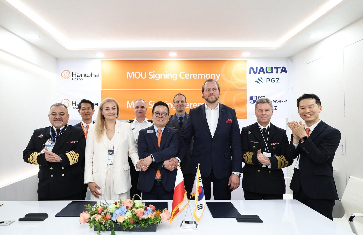 본문 이미지 - 어성철 한화오션 사장(왼쪽에서 세번째)과 마르친 링벨스키 PGZ SW 사장(왼쪽에서 네번째), 모니카 코자키에비치 나우타 조선소 사장(왼쪽에서 두번째)(한화오션 제공)