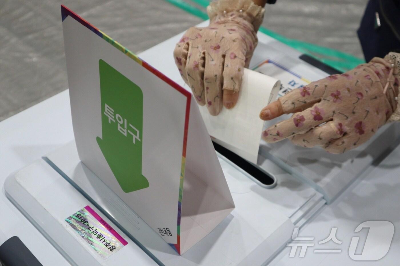 21대 대통령 선거 사전투표 첫날인 29일 오전 충북 청주시 흥덕구 청주 서경중학교에 마련된 투표소에서 시민들이 소중한 한 표를 행사하고 있다. 2025.5.29/뉴스1 ⓒ News1 ⓒ News1 박건영 기자