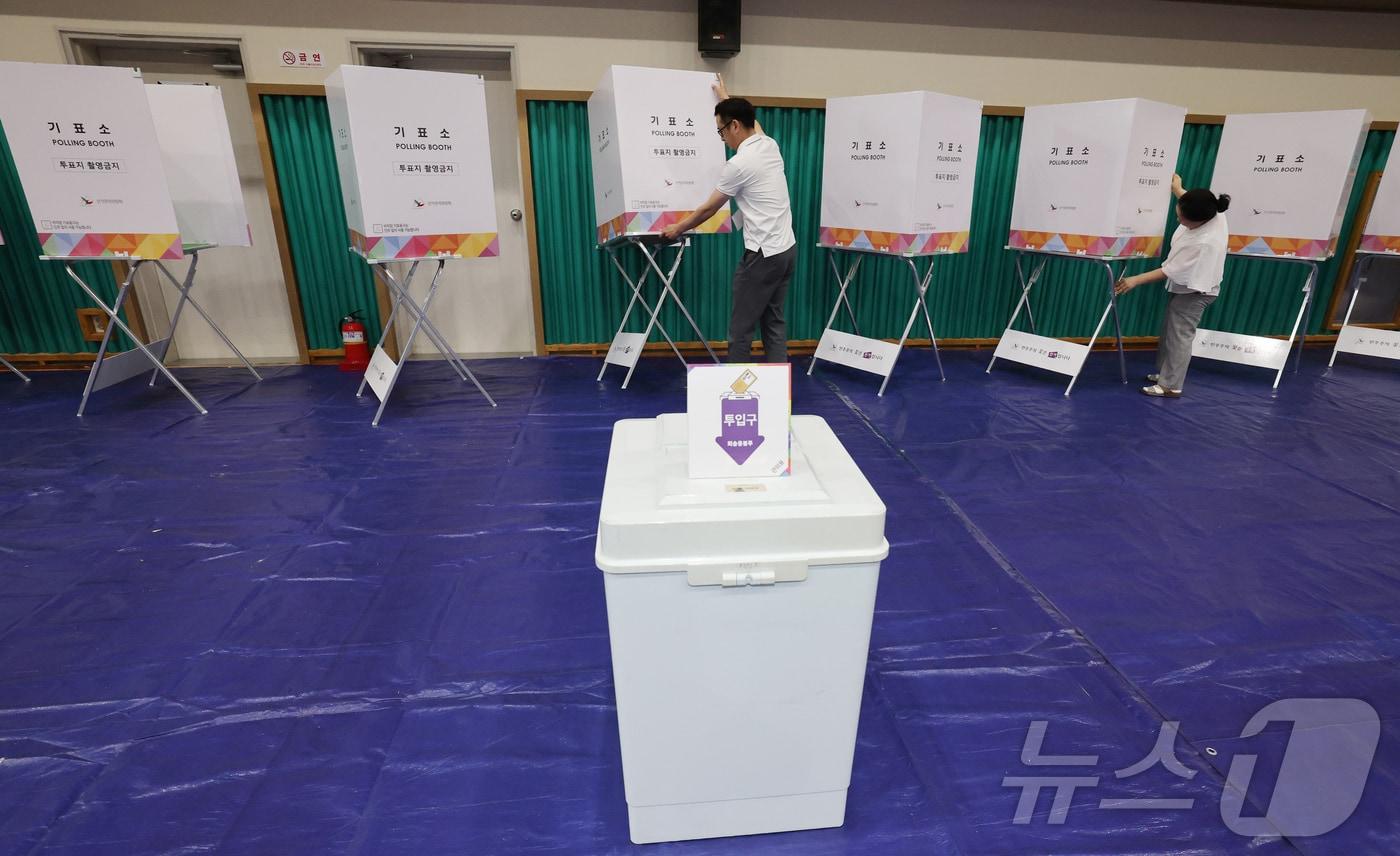 제21대 대통령 선거 사전투표가 하루 앞으로 다가온 지난 28일 충남 논산 연무문화체육센터에 마련된 연무읍제2사전투표소에서 관계자가 기표용구를 점검하고 있다. 2025.5.29/뉴스1 ⓒ News1 김기태 기자