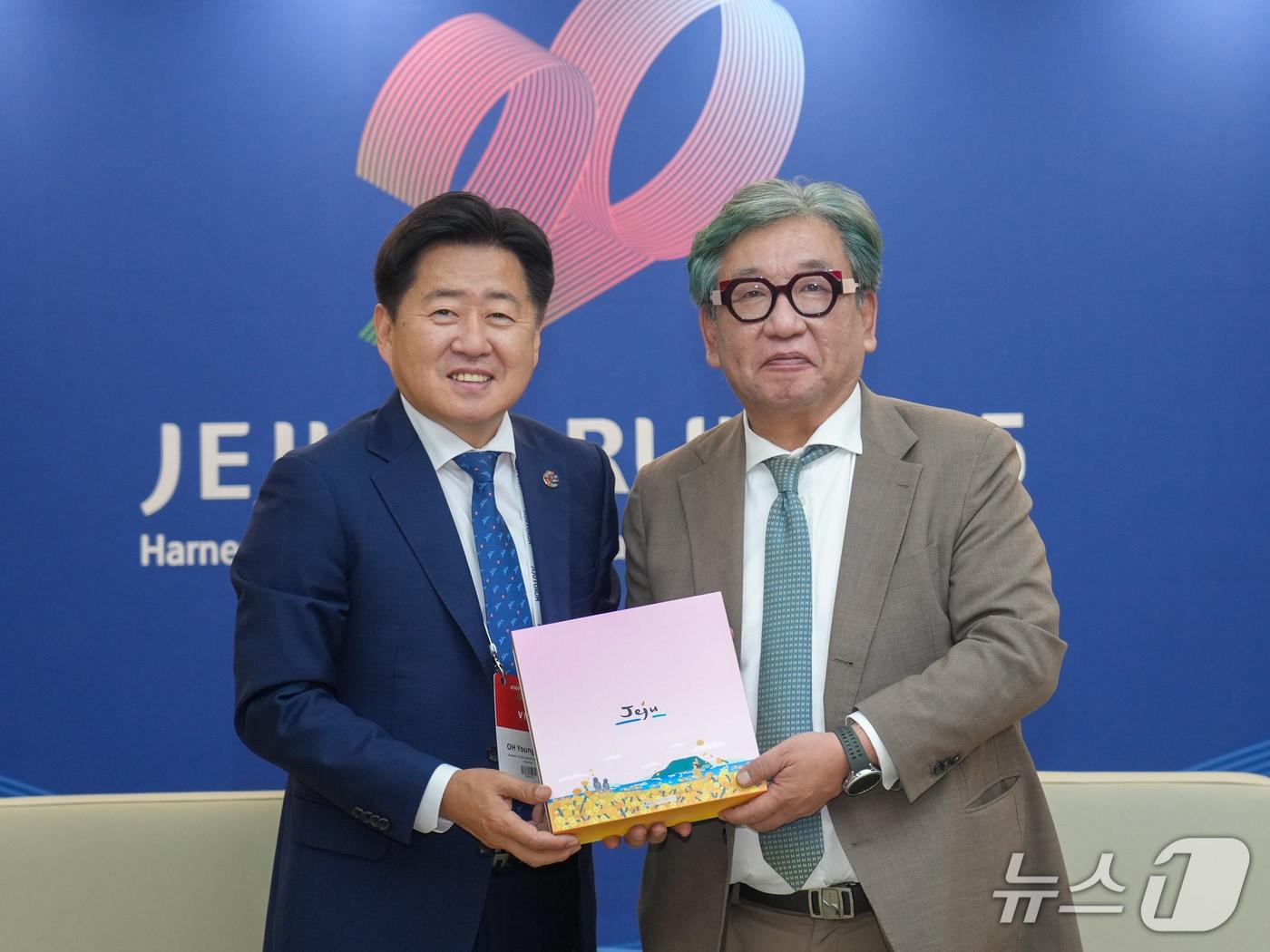 본문 이미지 - 오영훈 제주도지사와 김상협 글로벌녹색성장기구 사무총장(제주도 제공. 재판매 및 DB금지)/뉴스1 