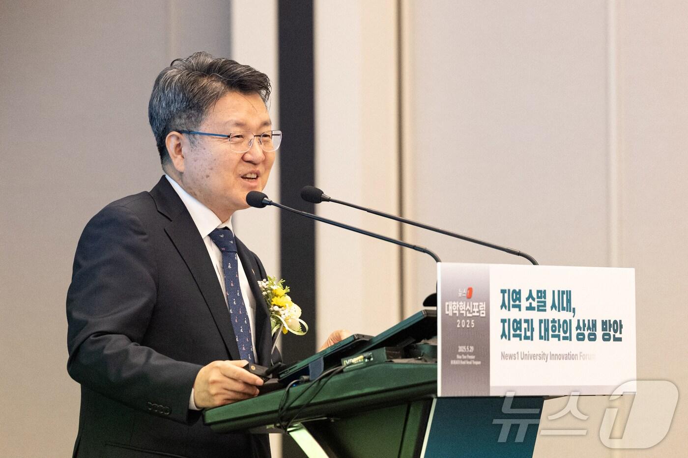 오석환 교육부 차관이 29일 서울 용산구 나인트리 프리미어 로카우스 호텔에서 '지역 소멸 시대, 지역과 대학의 상생 방안'을 주제로 열린 2025 뉴스1 대학혁신포럼에 참석해 '고등교육 개혁의 회고와 전망'을 주제로 특별강연하고 있다. 2025.5.29/뉴스1 ⓒ News1 이승배 기자