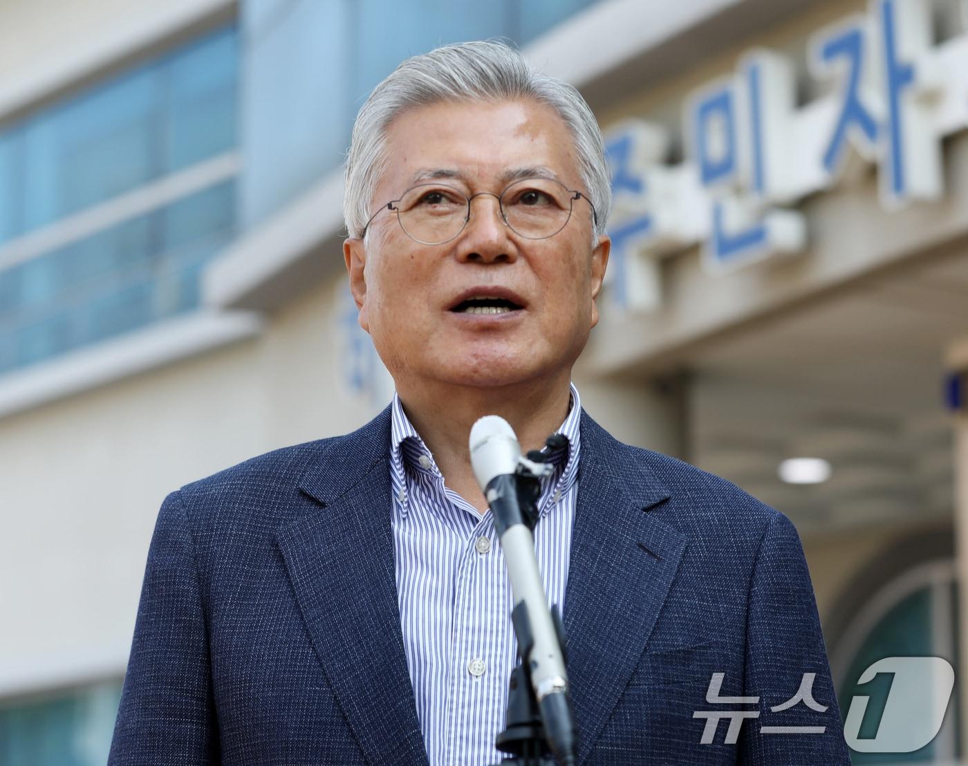 본문 이미지 - 문재인 전 대통령이 제21대 대통령선거 사전투표 첫날인 29일 오전 경남 양산시 하북면주민자치센터에 마련된 하북면 사전투표소에서 투표를 마친 뒤 취재진 질문에 답하고 있다. 2025.5.29/뉴스1 ⓒ News1 윤일지 기자