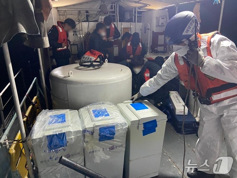 본문 이미지 - 군산해경이 지난해 4월 실시된 제22대 국회의원선거 도서지역 투표함 수송과 호송을 하고 있다.(군산해경 제공, 재판매 및 DB금지)