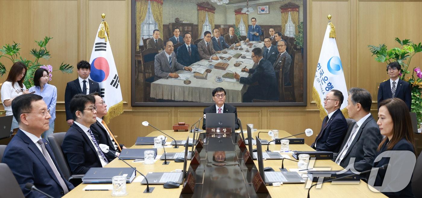 이창용 한국은행 총재가 29일 서울 중구 한국은행에서 열린 금융통화위원회를 주재하고 있다. /뉴스1