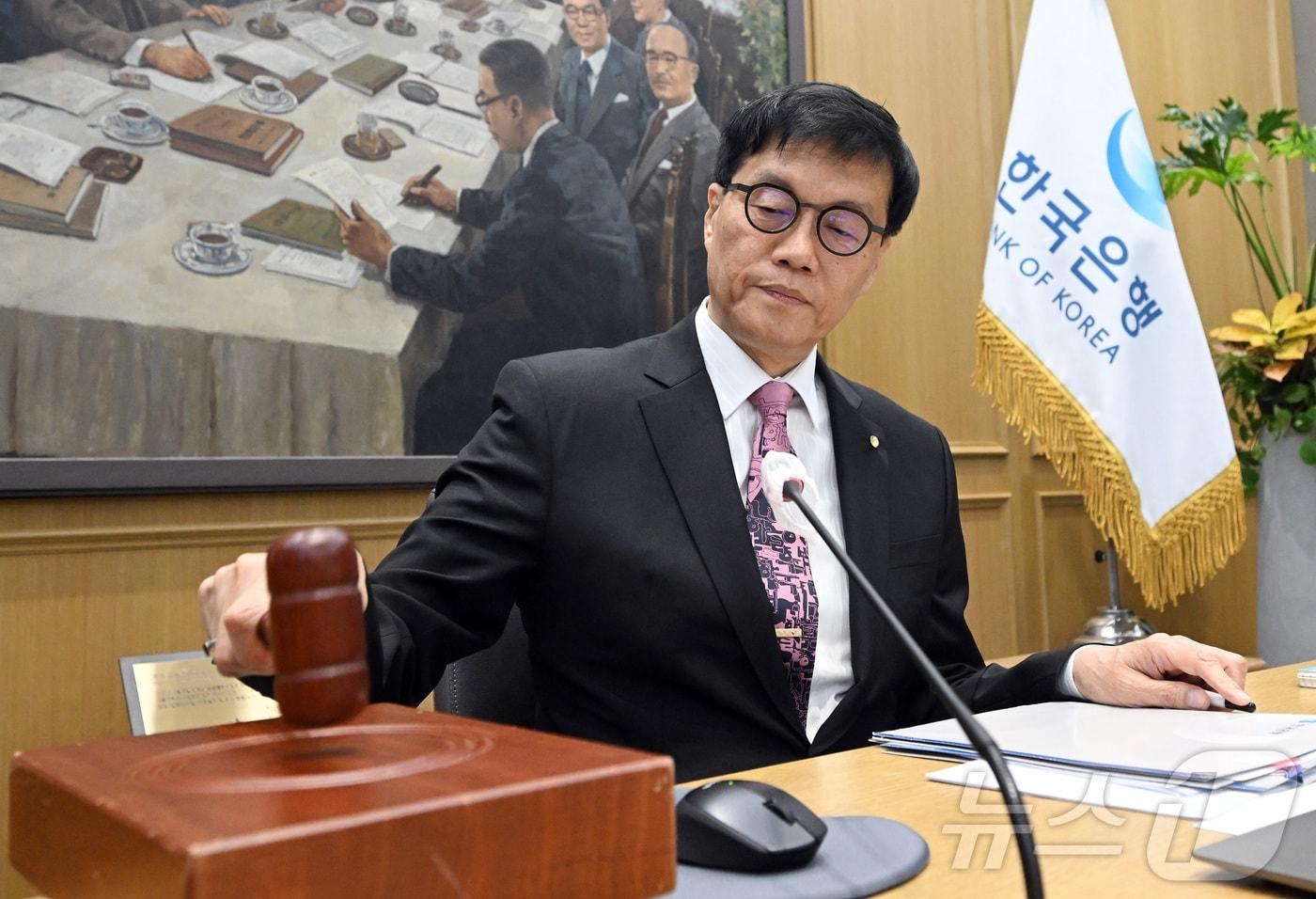 이창용 한국은행 총재가 29일 서울 중구 한국은행 본관에서 열린 금융통화위원회 본회의에서 의사봉을 두드리며 개회 선언을 하고 있다. 2025.5.29/뉴스1 ⓒ News1 사진공동취재단