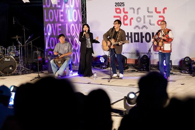 본문 이미지 - 증평 보강천 미루나무숲에서 열린 실버마이크 충청권 공연.&#40;증평군 제공. 재판매 및 DB금지&#41;/뉴스1