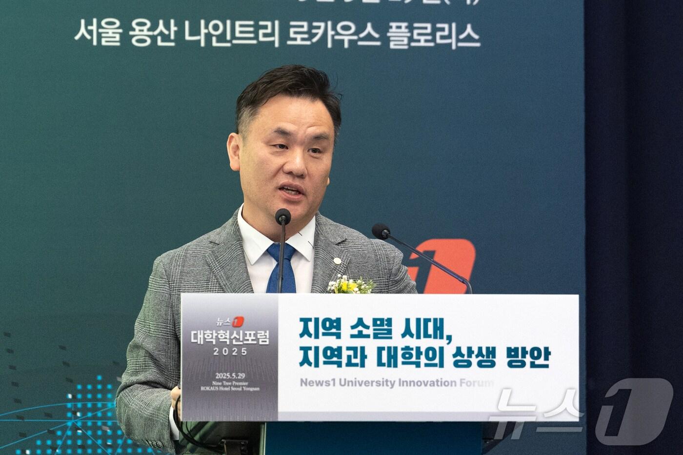 배상훈 성균관대학교 교육학과 교수가 29일 서울 용산구 나인트리 프리미어 로카우스 호텔에서 '지역 소멸 시대, 지역과 대학의 상생 방안'을 주제로 열린 2025 뉴스1 대학혁신포럼에 참석해 대학의 지역 참여 현황과 과제를 주제로 기조강연하고 있다. 2025.5.29/뉴스1 ⓒ News1 이승배 기자