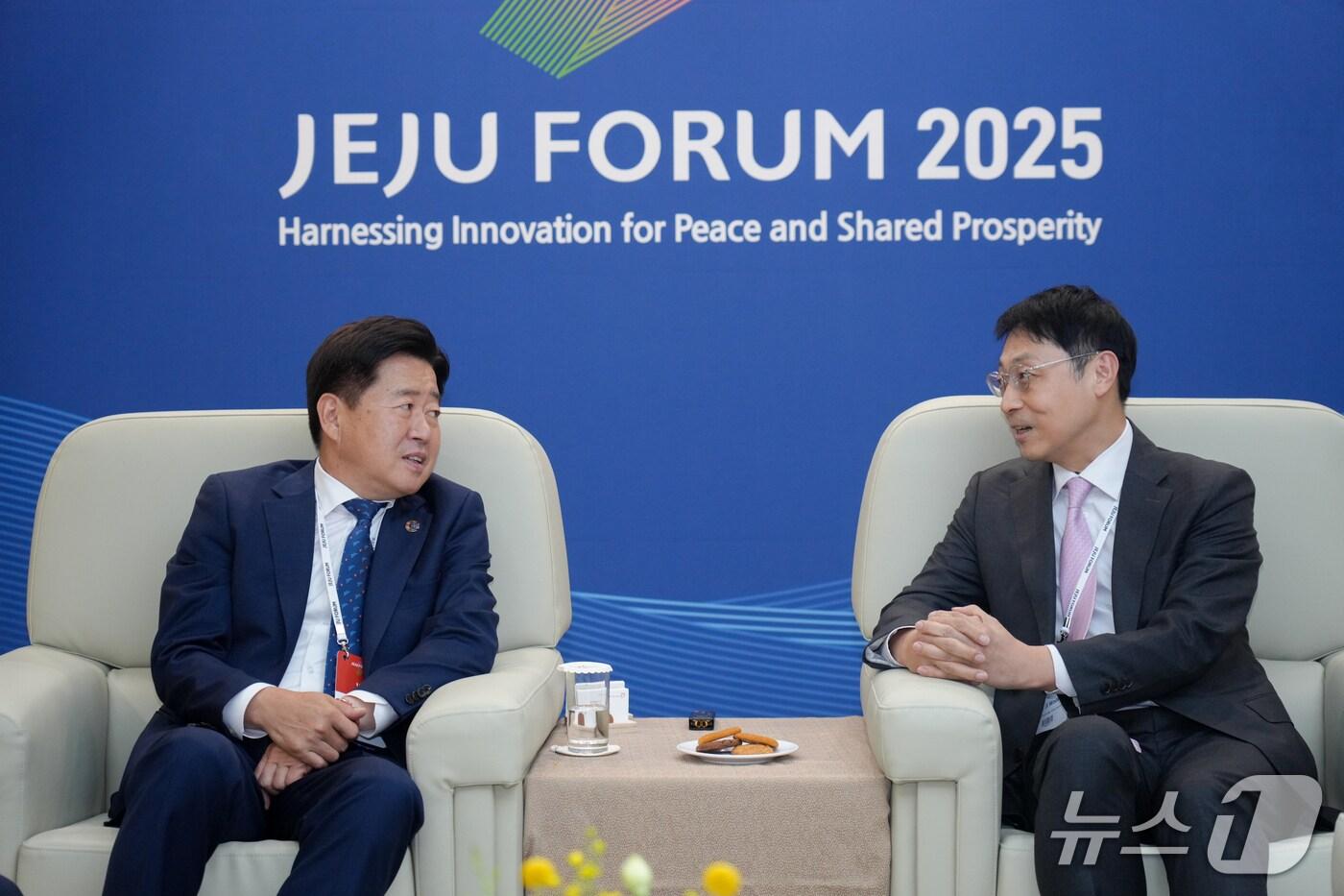  오영훈 제주도지사와 윤지웅 과학기술정책연구원장(제주도 제공)/뉴스1