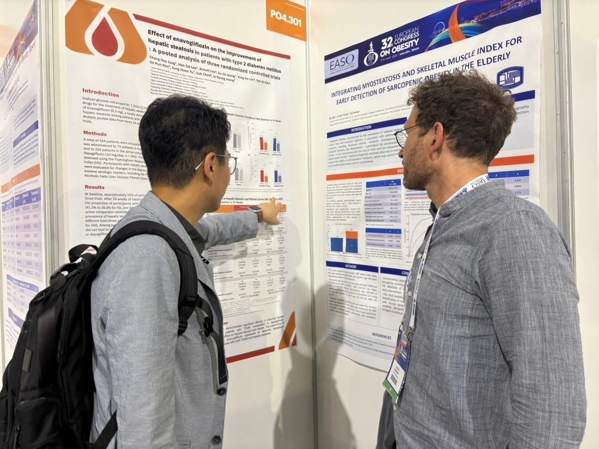 본문 이미지 -  정창희 서울아산병원 내분비내과 교수(왼쪽)가 참관객에게 연구 결과를 설명하고 있다. (대웅 제공)