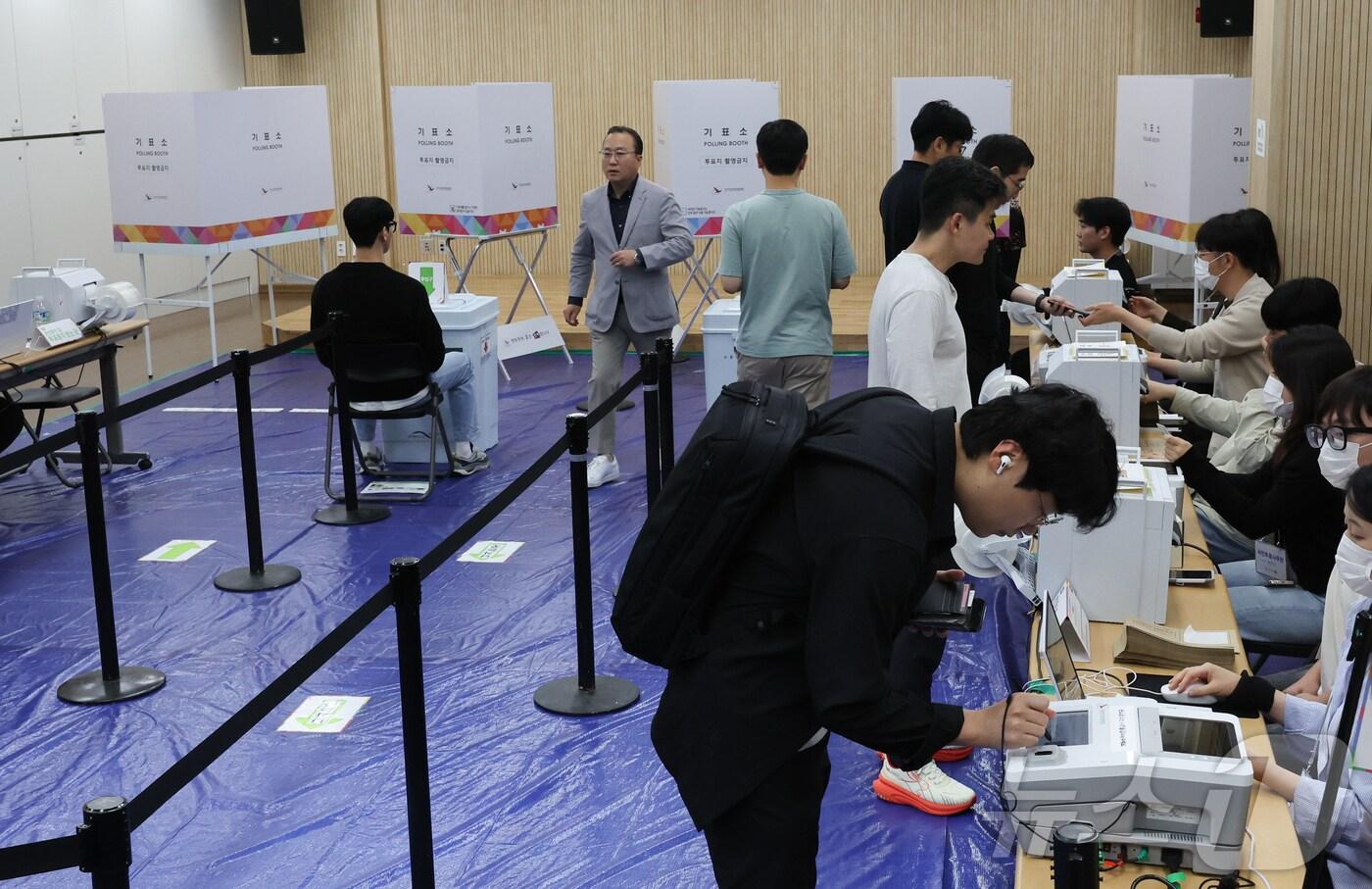 제21대 대통령 선거 사전 투표 첫날인 29일 서울 종로구 가회동주민센터에 마련된 사전투표소에서 유권자들이 투표를 하고 있다. 2025.5.29/뉴스1 ⓒ News1 허경 기자