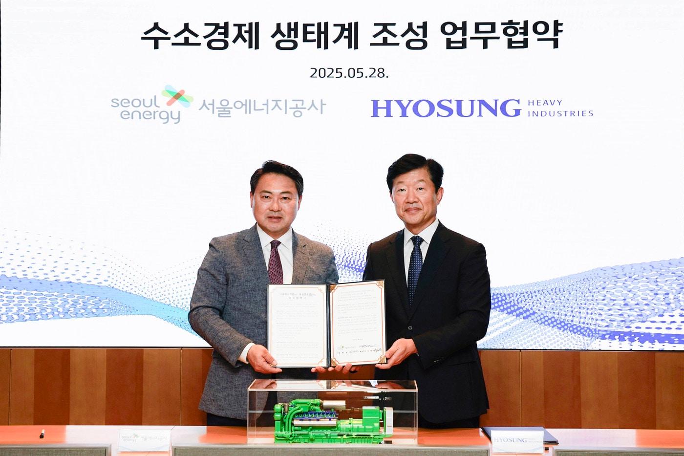 효성중공업이 서울에너지공사와 수소경제 생태계 조성을 위한 업무협약을 체결하고 기념사진을 촬영했다. (오른쪽부터) 우태희 효성중공업 대표, 황보연 서울에너지공사 사장(효성중공업 제공) 