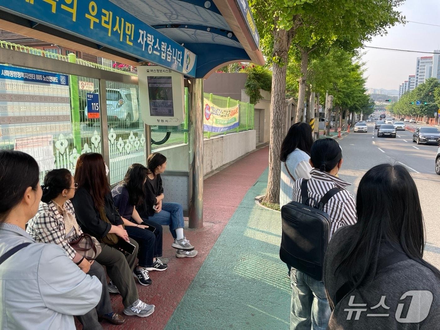 본문 이미지 - 창원 시내버스 노조의 총파업 이틀째인 29일 창원시 성산구 사파동행정복지센터 앞 버스정류장에서 시민들이 임시버스가 오는 방향을 바라보고 있다.2025.5.29/뉴스1 강정태 기자