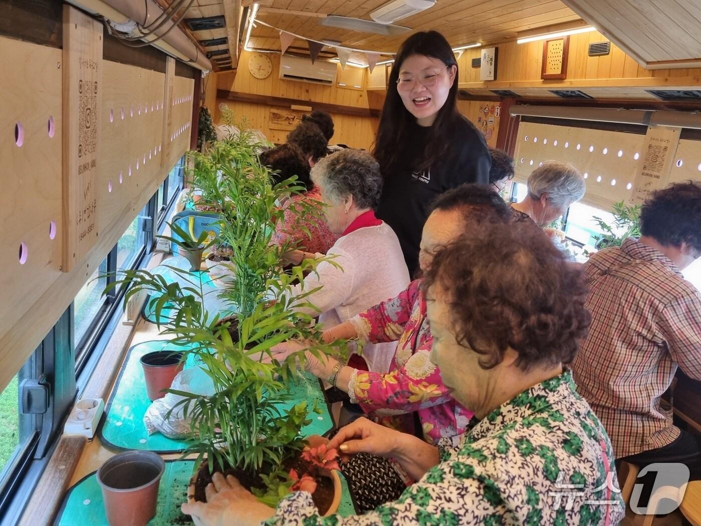 본문 이미지 - 김제시가 오는 7월까지 평생학습 격차 해소를 위해 체험형 학습버스를 운영한다.&#40;김제시 제공, 재판매 및 DB금지&#41;