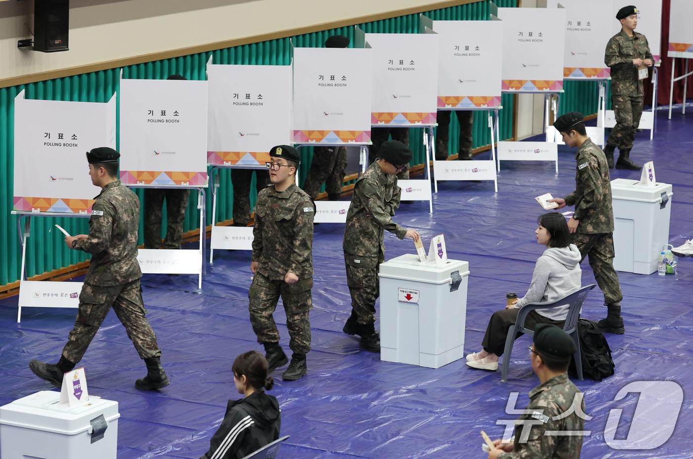 제21대 대통령 선거 사전 투표 첫날인 29일 오전 충남 논산 연무문화체육센터에 마련된 연무읍 제2사전투표소에서 육군훈련소 장병들이 투표를 하고 있다. 2025.5.29/뉴스1 ⓒ News1 김기태 기자