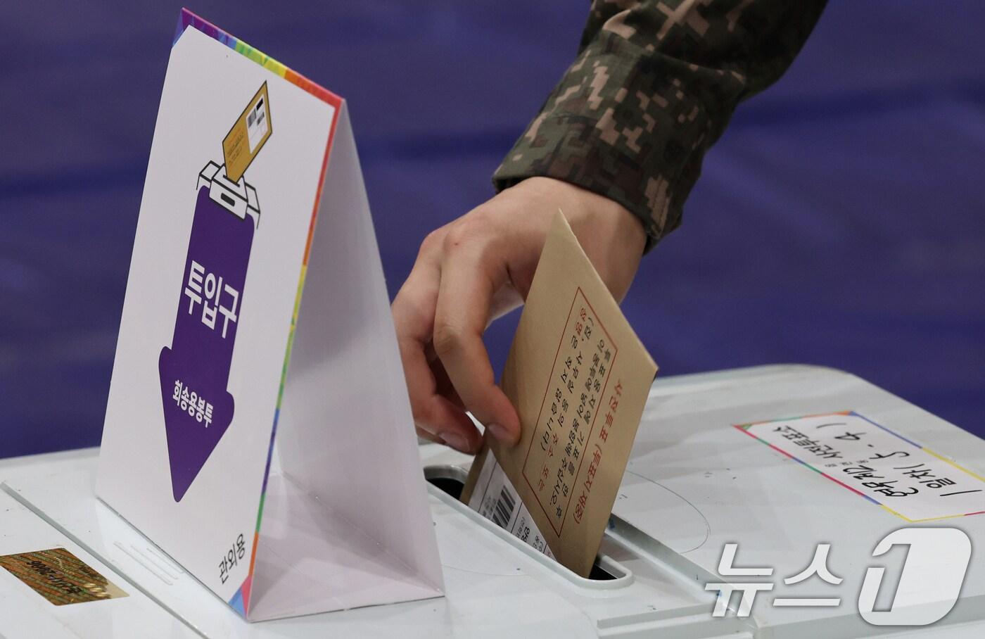 제21대 대통령 선거 사전 투표 첫날인 29일 오전 충남 논산 연무문화체육센터에 마련된 연무읍 제2사전투표소에서 육군훈련소 장병들이 투표를 하고 있다. 2025.5.29/뉴스1 ⓒ News1 김기태 기자