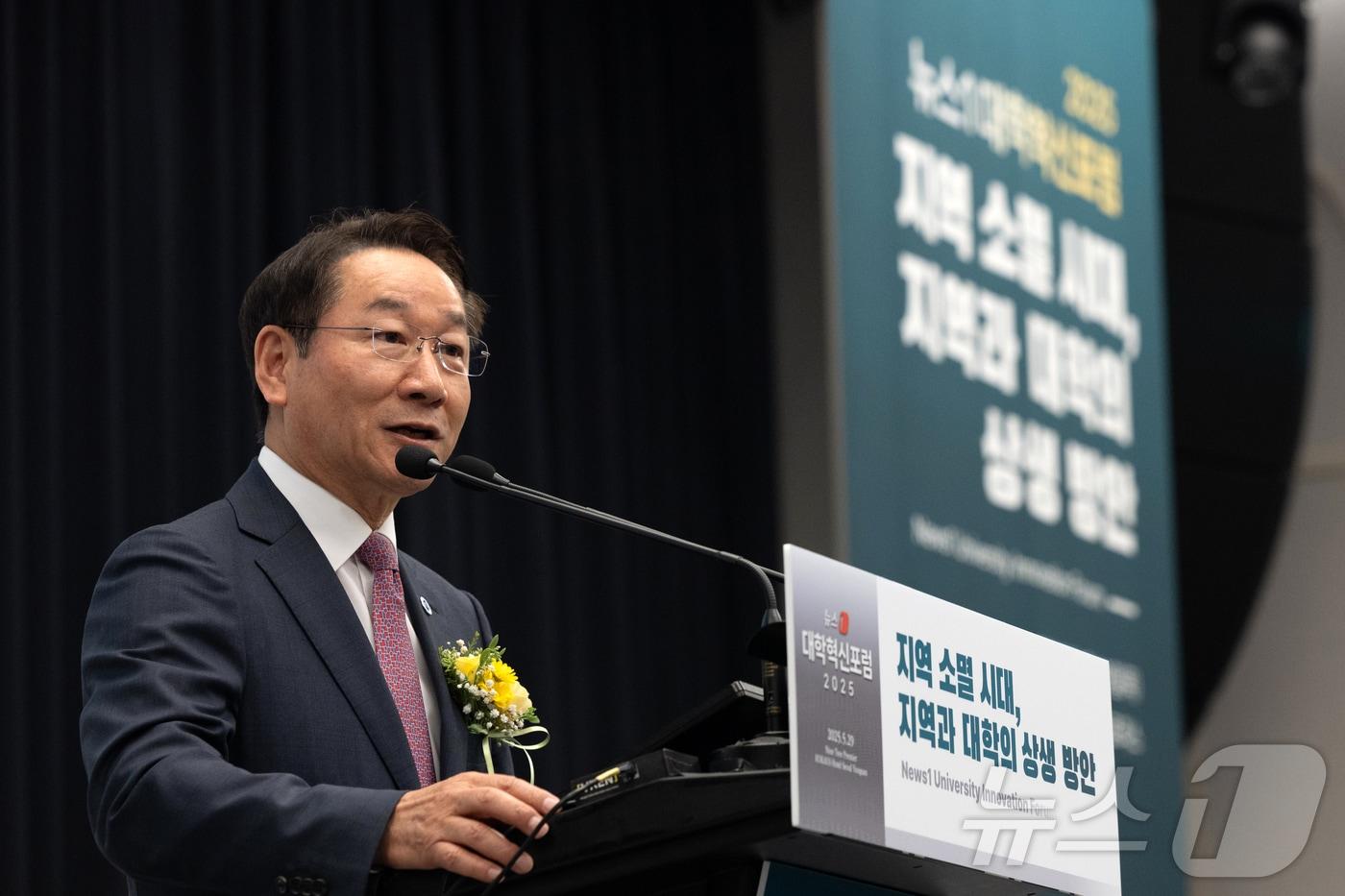 유정복 대한민국시도지사협의회 회장이 29일 서울 용산구 나인트리 프리미어 로카우스 호텔에서 '지역 소멸 시대, 지역과 대학의 상생 방안'을 주제로 열린 2025 뉴스1 대학혁신포럼에 참석해 축사하고 있다. 2025.5.29/뉴스1 ⓒ News1 이승배 기자