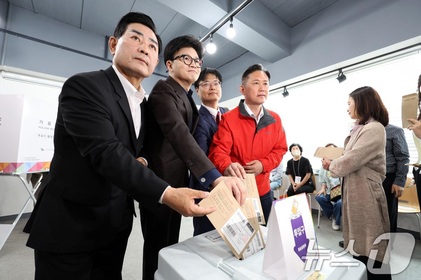 한동훈 국민의힘 전 대표가 제21대 대통령 선거 사전투표 첫날인 29일 광주 동구 창업지원센터에 위치한 서남동 사전투표소에서 투표를 하고 있다. 2025.5.29/뉴스1 ⓒ News1 이승현 기자