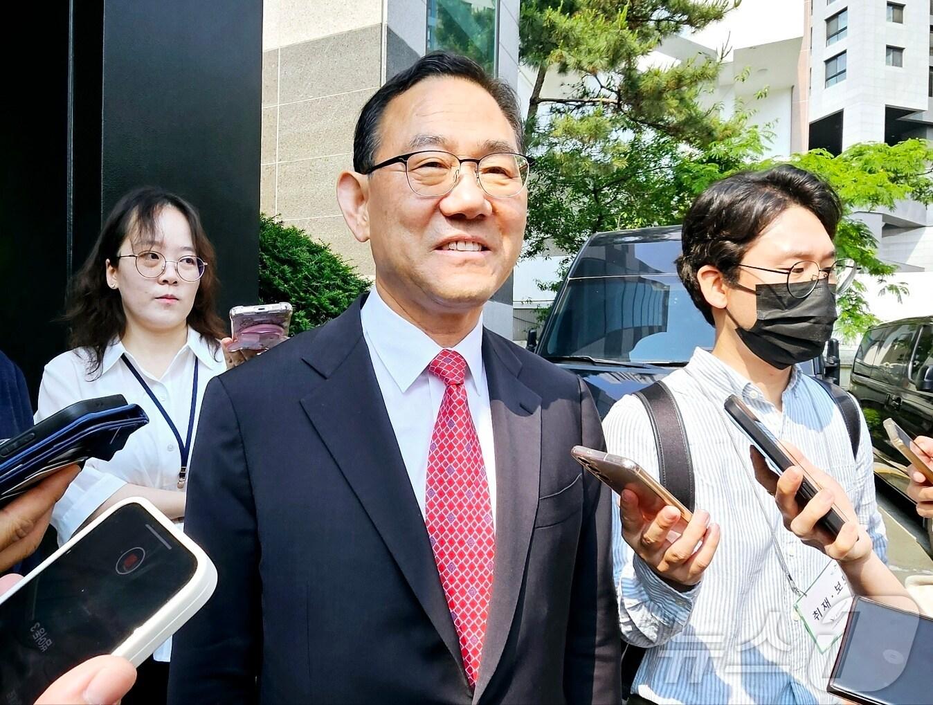 본문 이미지 - 주호영 국민의힘 공동선거대책위원장이 제21대 대선 사전투표 첫날인 29일 오전 대구 수성구 범어1동 사전투표소에서 투표를 마친 뒤 취재진 질문에 답하고 있다. 2025.5.29/뉴스1 ⓒ News1 남승렬 기자