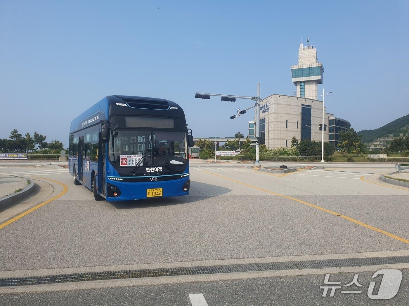 본문 이미지 - 김제시가 다음달 4일부터 김제역~새만금33센터까지 시내버스(102번) 하루 3회 왕복 운행한다.(김제시 제공, 재판매 및 DB금지)