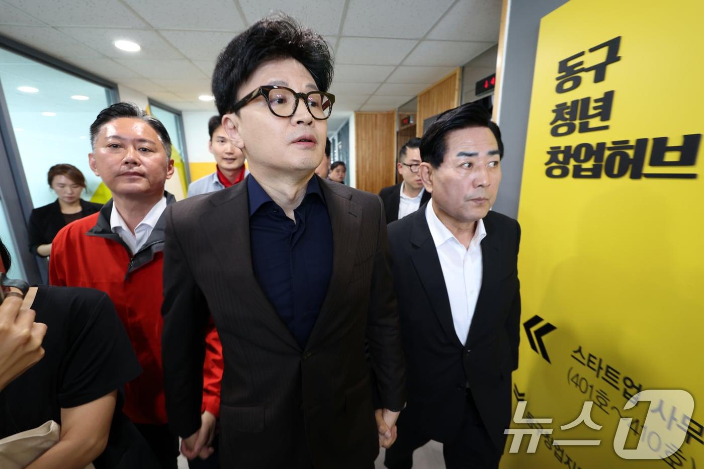 한동훈 국민의힘 전 대표가 제21대 대통령 선거 사전투표 첫날인 29일 광주 동구 창업지원센터에 위치한 서남동 사전투표소에 들어서고 있다. 2025.5.29/뉴스1 ⓒ News1 이승현 기자