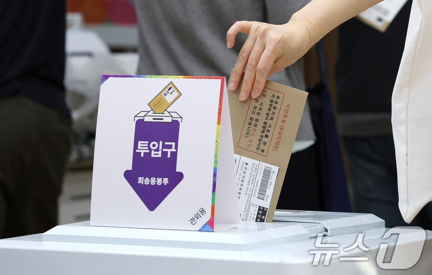 제21대 대통령 선거 사전 투표 첫날인 29일 서울 영등포구 여의동주민센터에 마련된 사전투표소에서 유권자가 투표를 하고 있다. 2025.5.29/뉴스1 ⓒ News1 장수영 기자