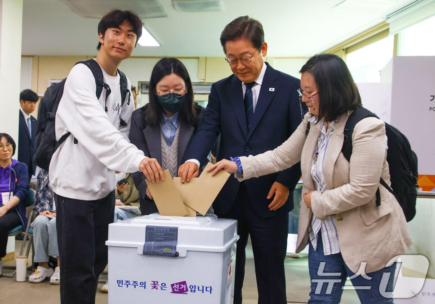 이재명 더불어민주당 대통령 후보가 제21대 대통령선거 사전투표 첫날인 29일 오전 서울 서대문구 구 신촌동주민센터에서 청년들과 함께 투표하고 있다. (공동취재) 2025.5.29/뉴스1 ⓒ News1 안은나 기자