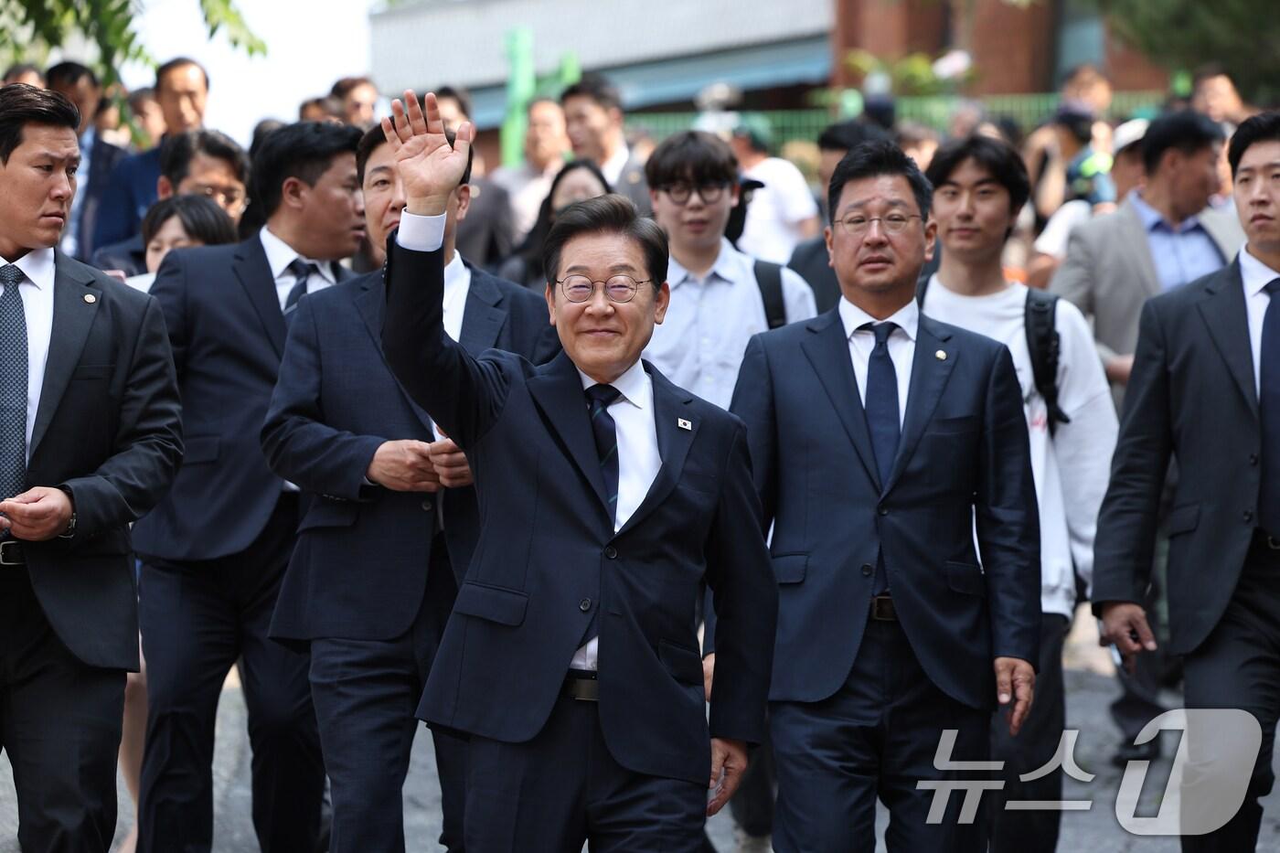 이재명 더불어민주당 대통령 후보가 제21대 대통령선거 사전투표 첫날인 29일 오전 서울 서대문구 구 신촌동주민센터에서 청년들과 투표를 마친 뒤 인사하고 있다. (공동취재) 2025.5.29/뉴스1 ⓒ News1 안은나 기자