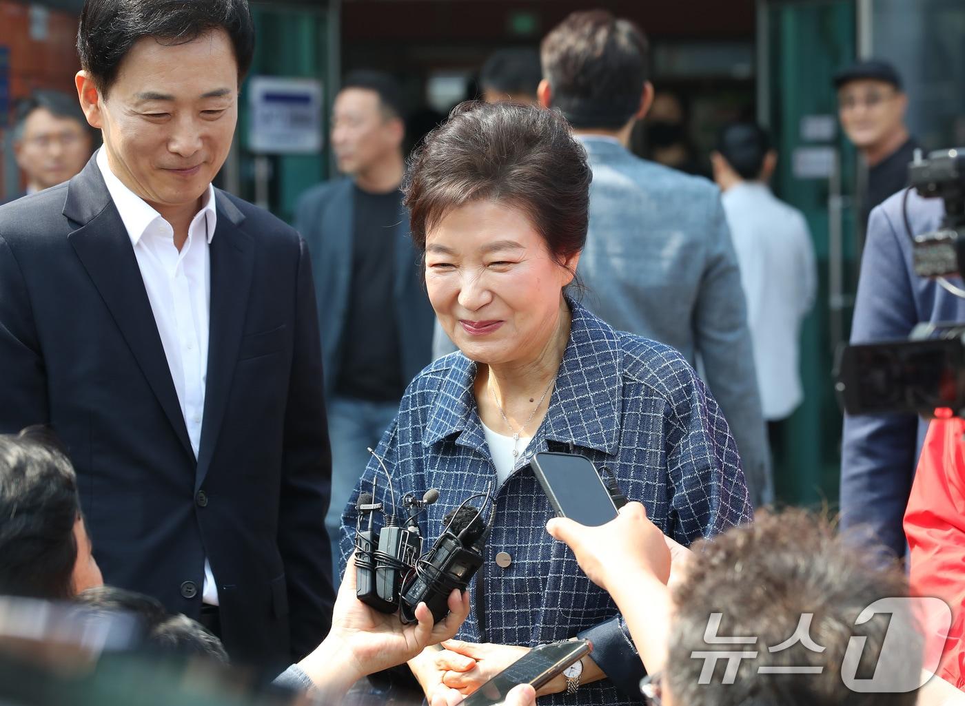 본문 이미지 - 박근혜 전 대통령이 제21대 대통령선거 첫날인 29일 오전 대구 달성군 유가읍 행정복지센터에 마련된 사전투표소에서 투표를 마친 뒤 취재진 질문에 답하고 있다. 왼쪽은 유영하 국민의힘 의원. 2025.5.29/뉴스1 ⓒ News1 공정식 기자