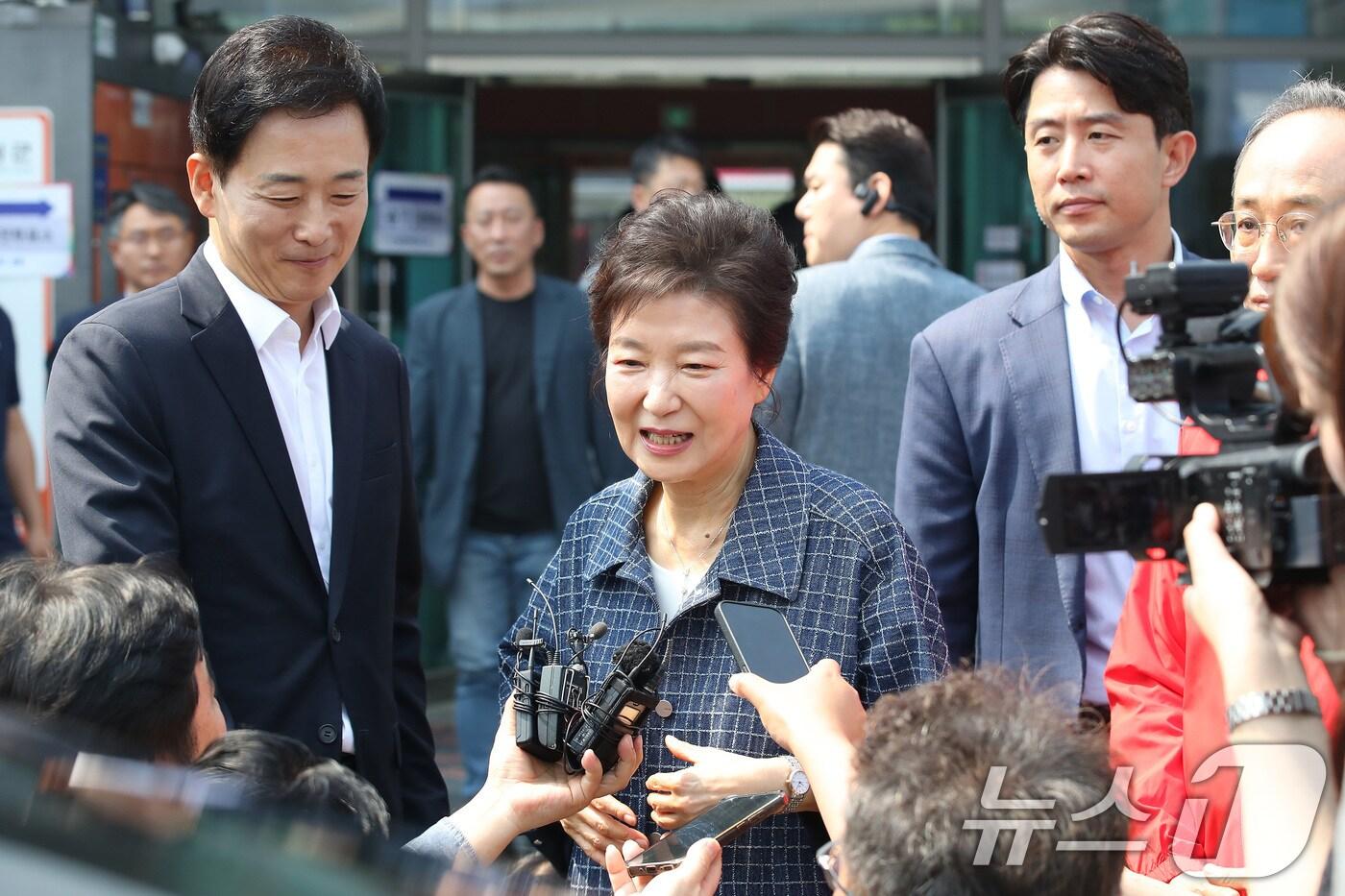 박근혜 전 대통령이 제21대 대통령선거 첫날인 29일 오전 대구 달성군 유가읍 행정복지센터에 마련된 사전투표소에서 투표를 마친 뒤 취재진 질문에 답하고 있다. ⓒ News1 공정식 기자