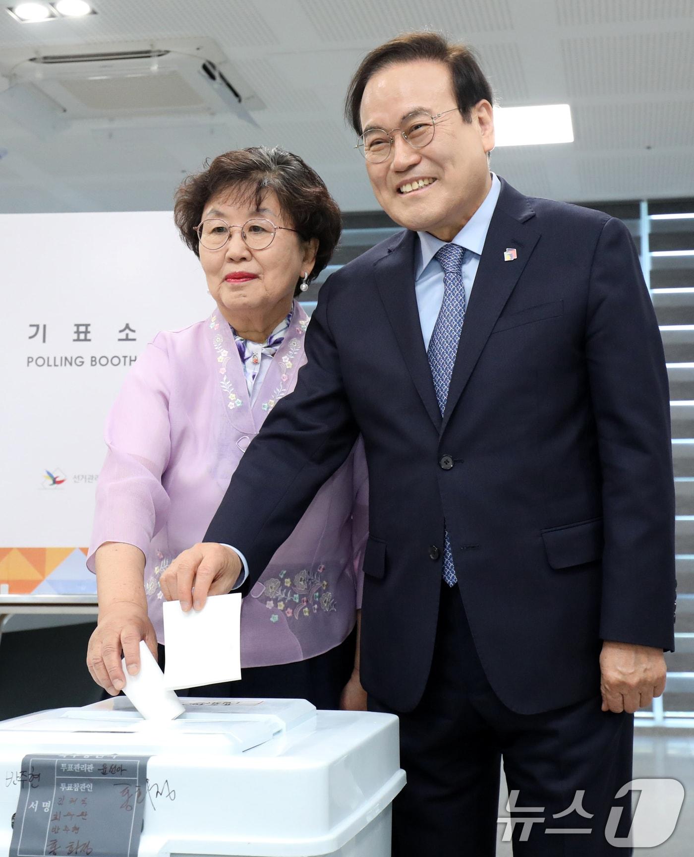 본문 이미지 - 서거석 전북특별자치도교육감(오른쪽)과 배우자 유광수 씨가 29일 전북 전주시 전북특별자치도교육청 창조나래에 마련된 사전투표소를 찾아 투표를 하고 있다. 2025.5.29/뉴스1 ⓒ News1 유경석 기자