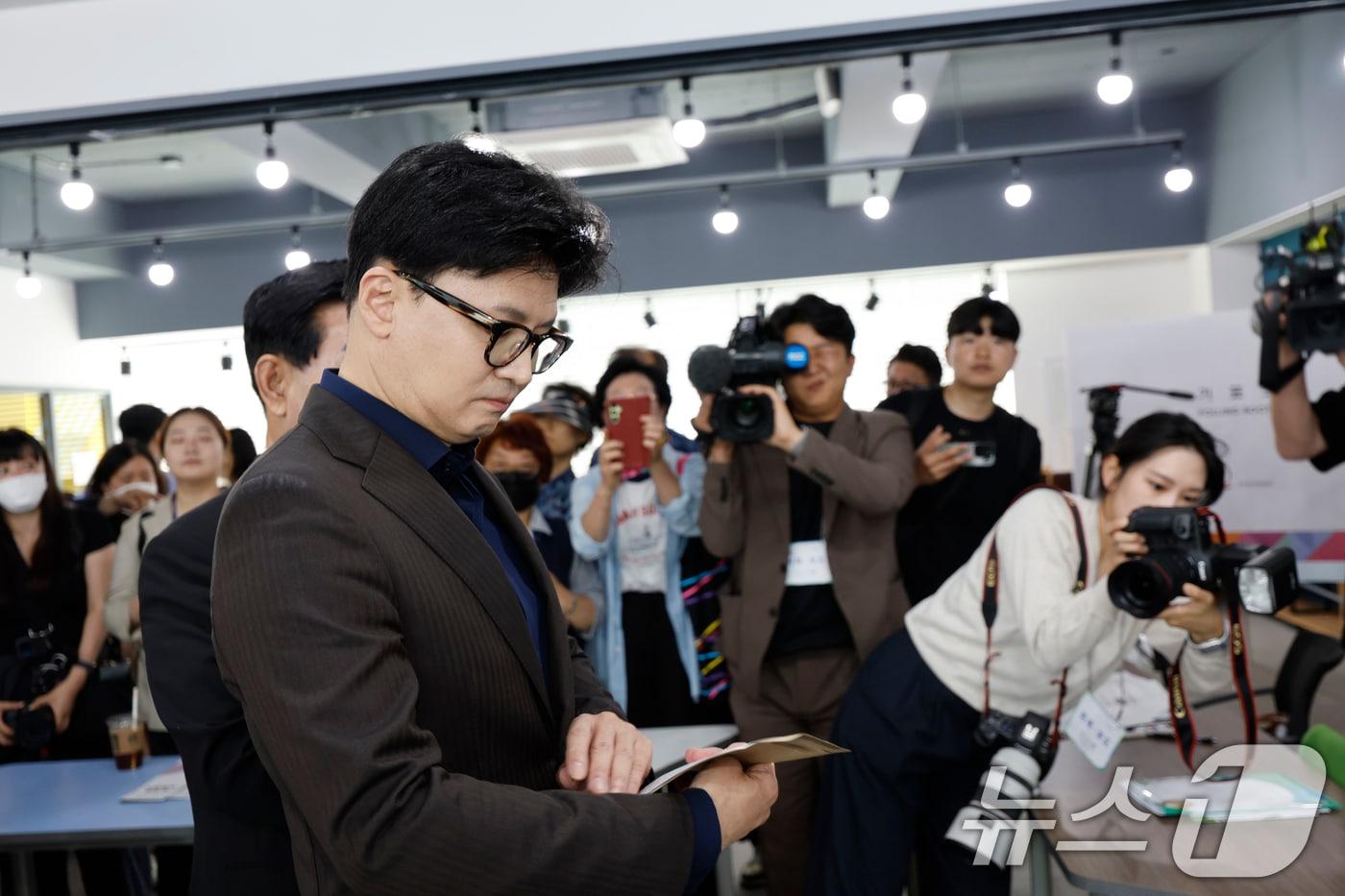 한동훈 국민의힘 전 대표가 제21대 대통령 선거 사전투표 첫날인 29일 광주 동구 창업지원센터에 위치한 서남동 사전투표소에서 기다리며 투표용지를 확인하고 있다. 2025.5.29/뉴스1 ⓒ News1 김태성 기자