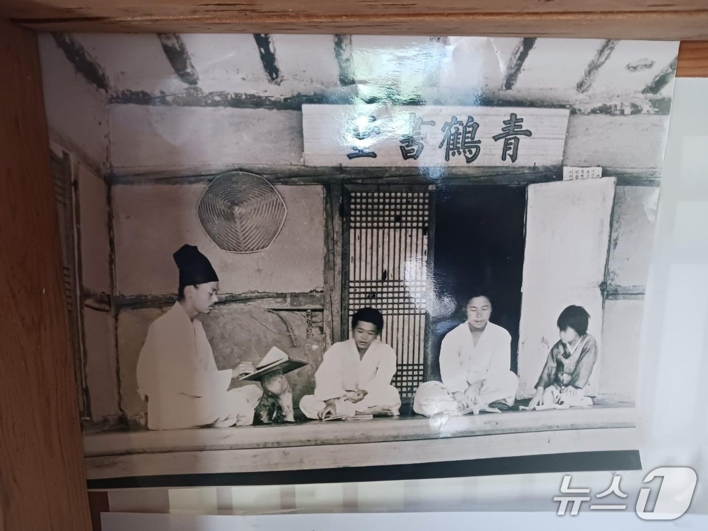 본문 이미지 - 청학서당은  청학동을 대표하는 서당이다.  매년  하동군에서  마을 아이들을 교육하기 위해 지원을 해준다. 1983년  정병호 원장(맨 왼쪽)이 김봉 곤 (현 신선마을선촌서당 훈장, 왼쪽 두번째)  등 학생을 가르치는 모습.