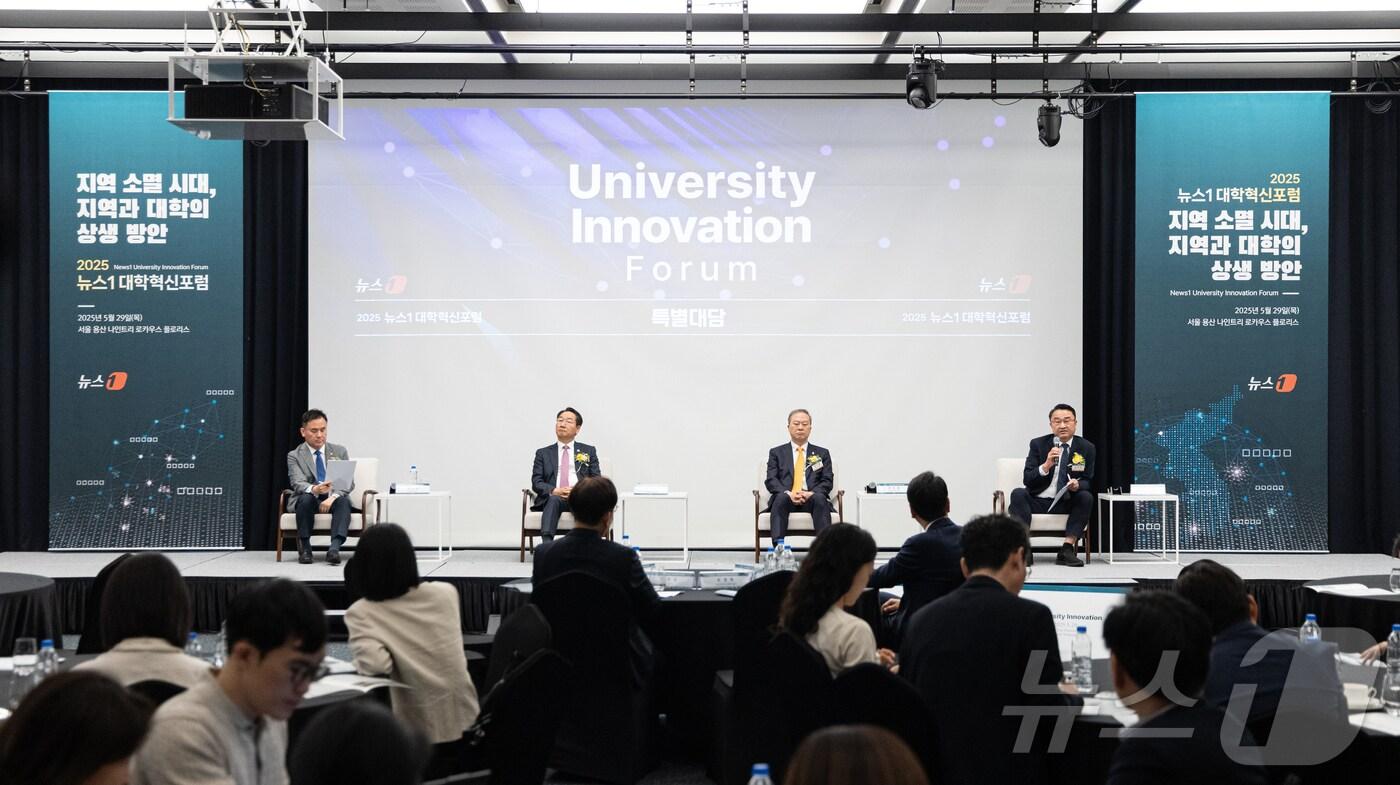 김영도 한국전문대학교육협의회 회장이 29일 서울 용산구 나인트리 프리미어 로카우스 호텔에서 '지역 소멸 시대, 지역과 대학의 상생 방안'을 주제로 열린 2025 뉴스1 대학혁신포럼에 참석해 특별대담 발언을 하고 있다. 2025.5.29/뉴스1 ⓒ News1 이승배 기자