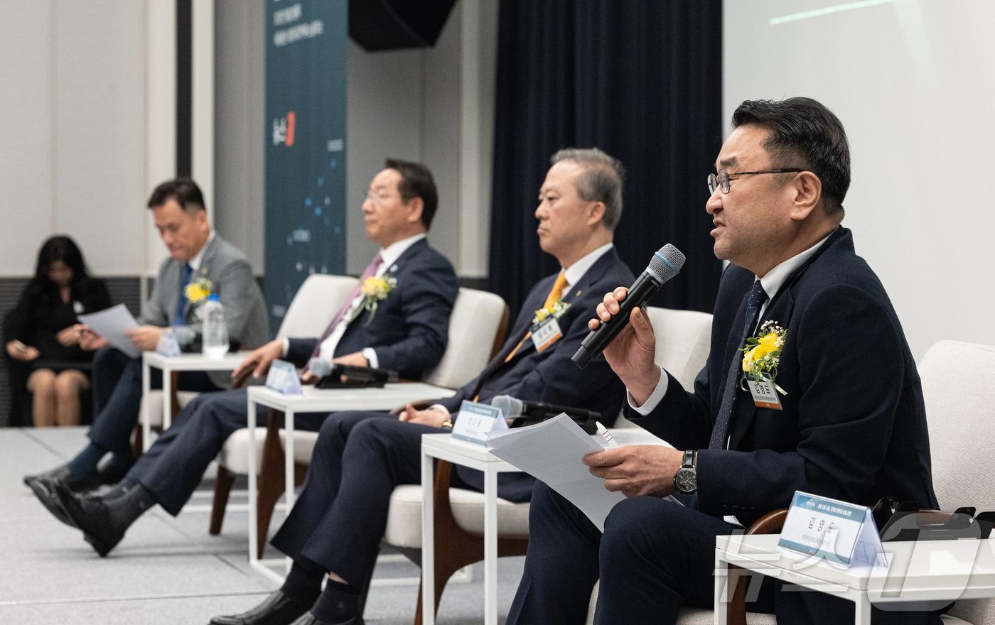 김영도 한국전문대학교육협의회 회장이 29일 서울 용산구 나인트리 프리미어 로카우스 호텔에서 &#39;지역 소멸 시대, 지역과 대학의 상생 방안&#39;을 주제로 열린 2025 뉴스1 대학혁신포럼에 참석해 특별대담 발언을 하고 있다. 2025.5.29/뉴스1 ⓒ News1 이승배 기자