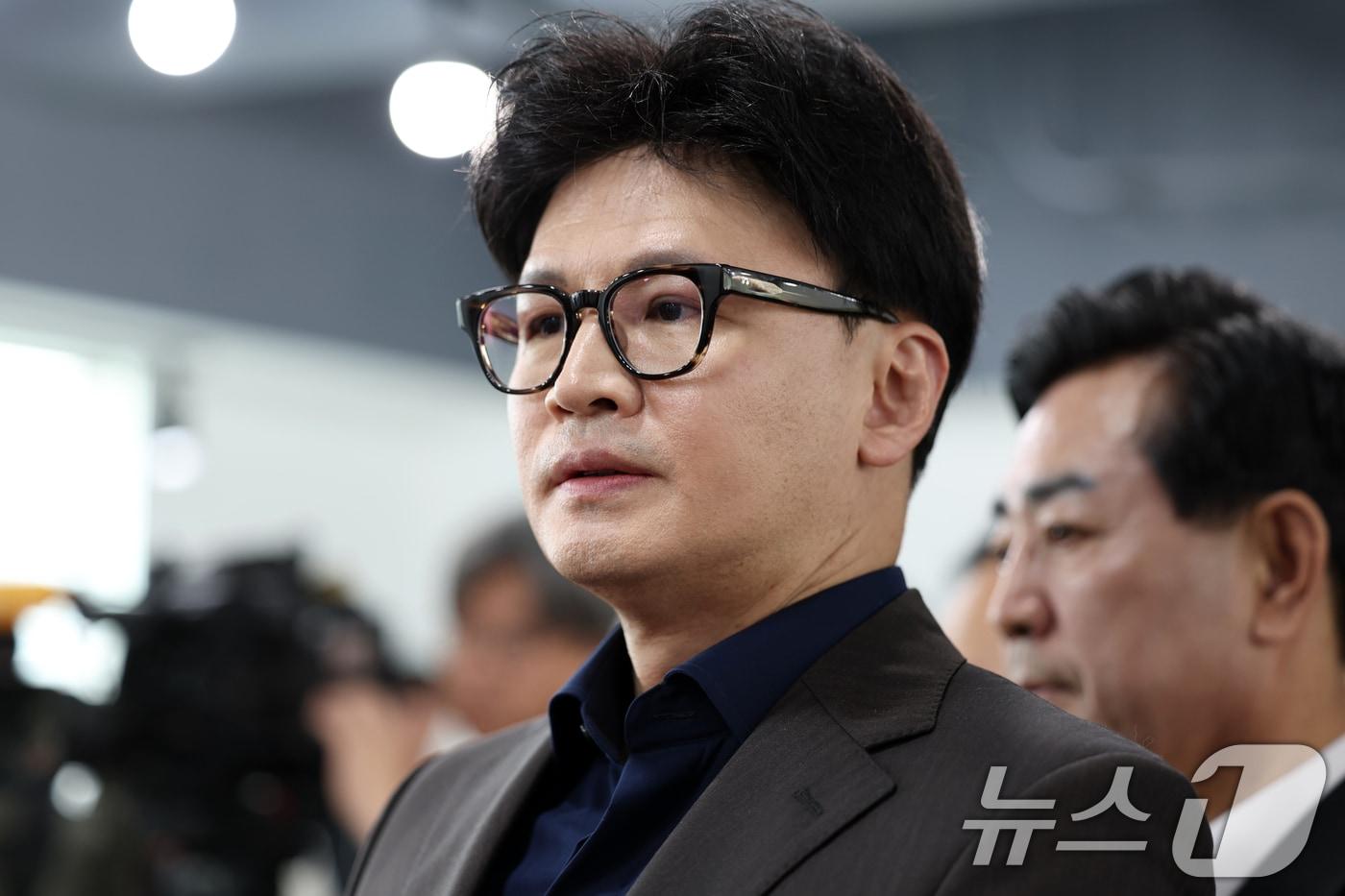 한동훈 국민의힘 전 대표가 제21대 대통령 선거 사전투표 첫날인 29일 광주 동구 창업지원센터에 위치한 서남동 사전투표소에서 투표 순서를 기다리고 있다. 2025.5.29/뉴스1 ⓒ News1 이승현 기자