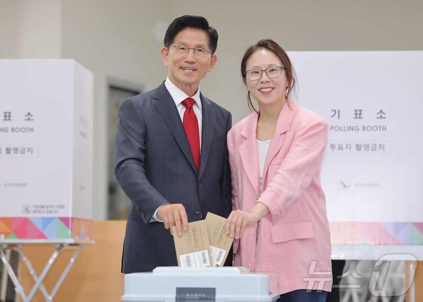 본문 이미지 - 김문수 국민의힘 대통령 후보가 제21대 대통령선거 사전투표 첫날인 29일 인천 계양구 계양1동 주민센터에 마련된 사전투표소에서 딸 동주 씨와 함께 투표를 하고 있다. &#40;공동취재&#41; 2025.5.29/뉴스1 ⓒ News1 김민지 기자