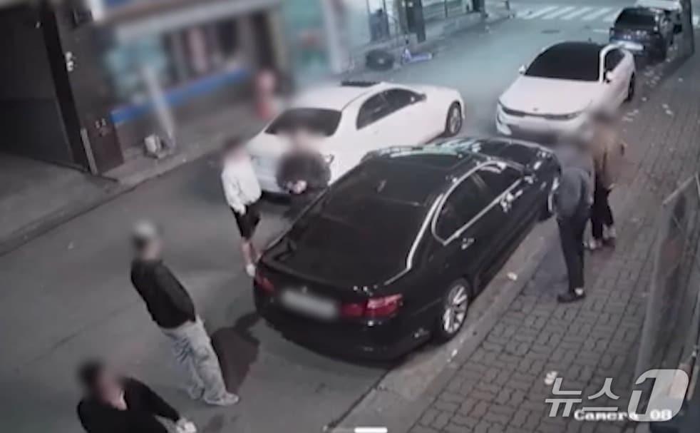 본문 이미지 - 음주운전 의심 차량을 협박하는 모습.&#40;충북경찰청 제공. 재판매 및 DB 금지&#41; /뉴스1