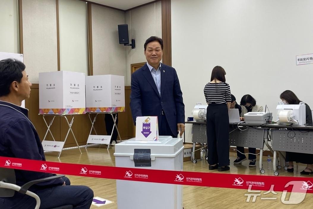 본문 이미지 - 박완수 경남지사가 29일 오전 경남 창원시 성산구 경남연구원 1층에 마련된 사전투표소에서 사전투표하고 있다.2025.5.29/뉴스1 강정태 기자