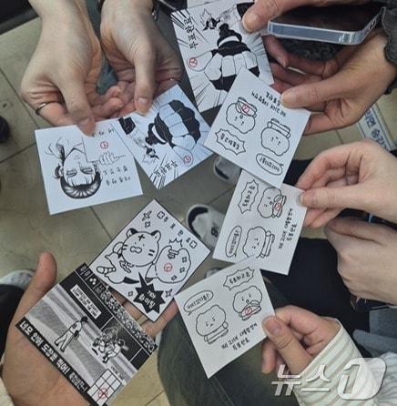 본문 이미지 - 제21대 대통령 선거 사전 투표 첫날인 29일 서울 영등포구 여의동주민센터에 마련된 사전투표소에서 투표를 마친 유권자들이 각양각색의 투표인증용지를 보여주고 있다. 2025.05.29/뉴스1 ⓒ News1 신윤하 기자